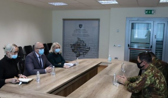 Rakiq takohet me komandantin e KFOR-it, flasin për sigurinë në Kosovë