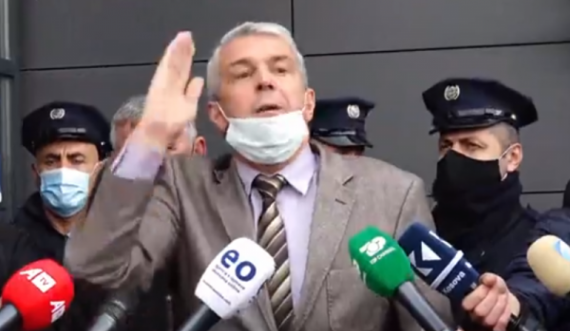 “Do ta kallim këtë gjykatë” – Kryetari i Apelit përplaset me protestuesit nga Krusha