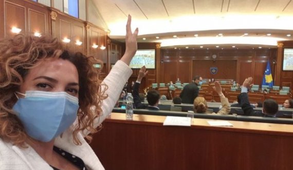 Deputetja bën “selfie” momentin kur voton pro ligjit për Rimëkëmbje