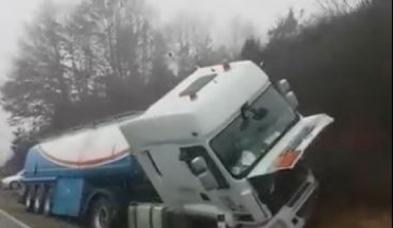 Rrokulliset kamioni në magjistralen Prishtinë-Pejë, lëndohet shoferi(VIDEO)