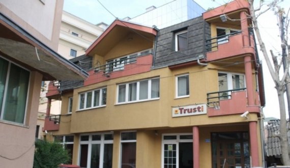 Çka po ndodh kështu, bllokohet faqja e Trustit