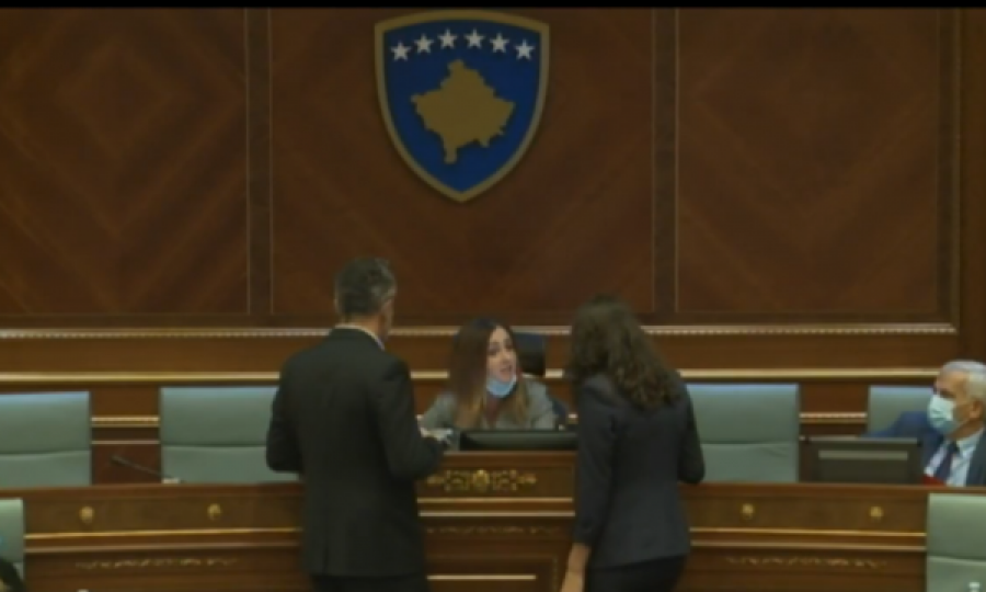 Deputetja Geci përmend emrat e të vrarëve në Kuvendin e Kosovës, kryesuesja ia ndal fjalën