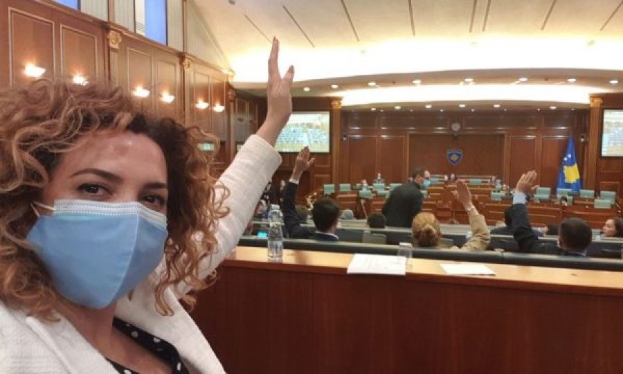 Deputetja bën “selfie” momentin kur voton pro ligjit për Rimëkëmbje