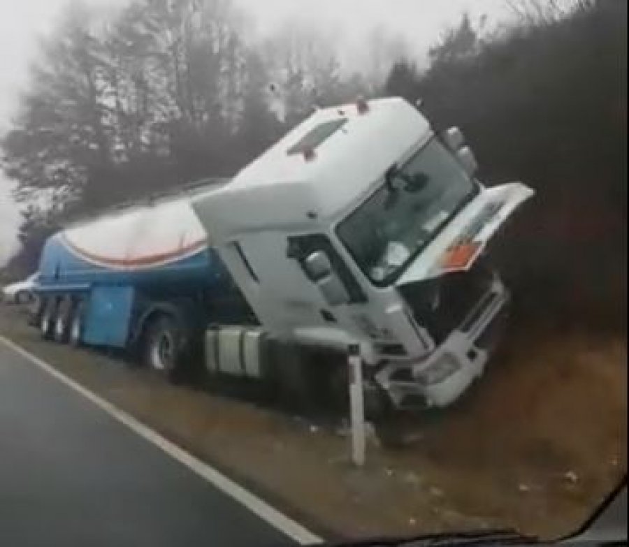 Rrokulliset kamioni në magjistralen Prishtinë-Pejë, lëndohet shoferi(VIDEO)