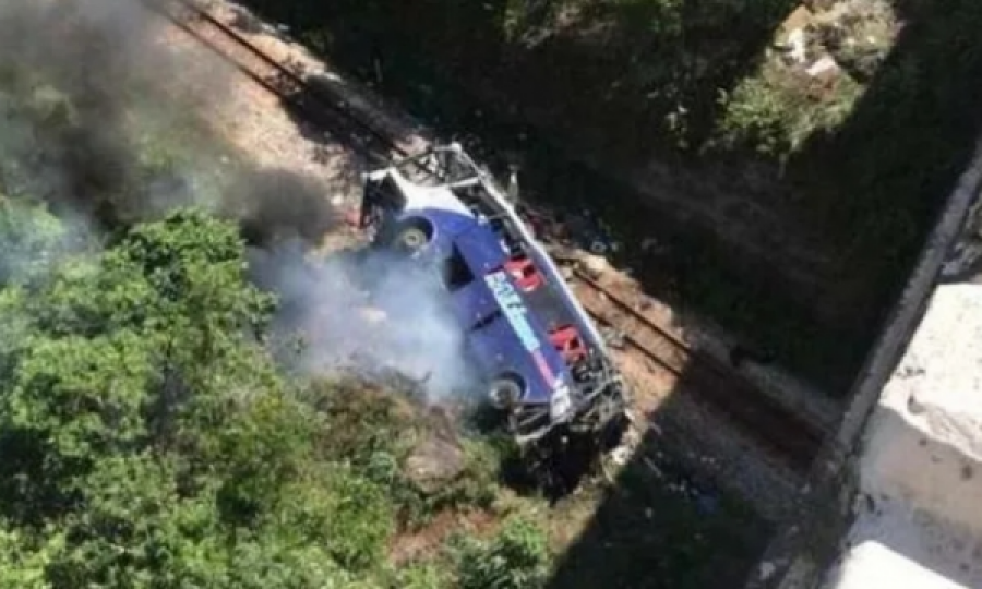  10 të vdekur e 30 të plagosur teksa autobusi i pushuesve bie nga ura
