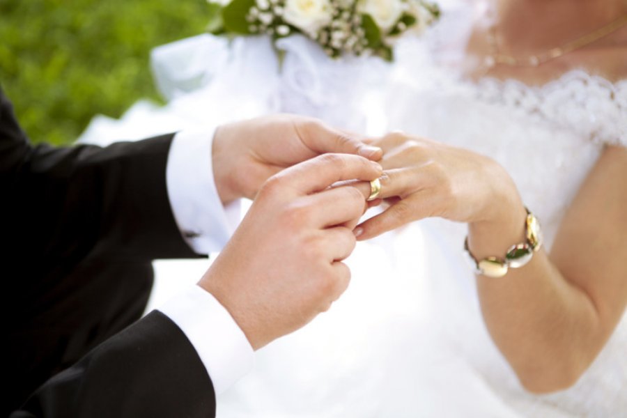 Ngjarje e vërtetë: Si më tradhtoi burri ditën e martesës (2)