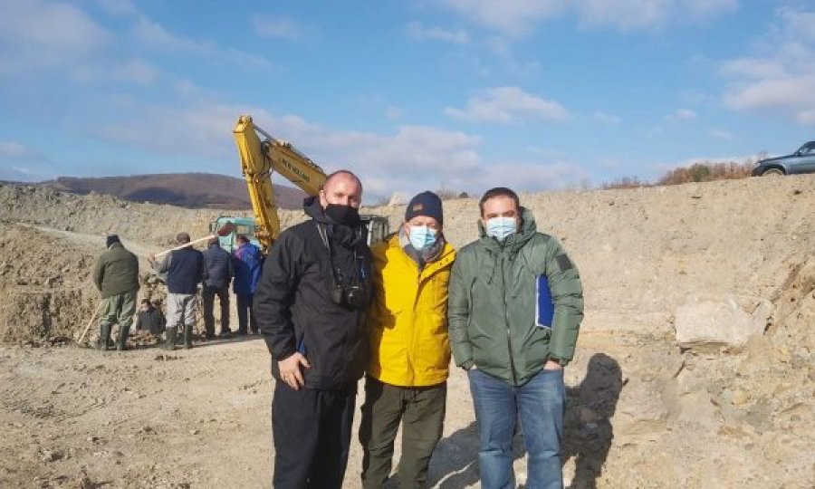 Pamje nga Kizhevaku: Në temperatura të ulëta Instituti i Mjekësisë ligjore po gërmon për mbetje mortore