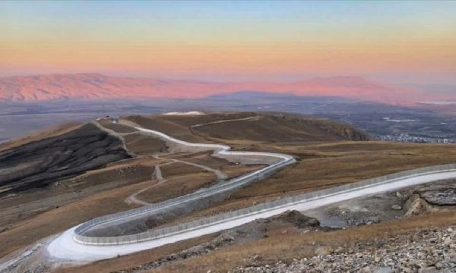 Kritikoi Greqinë për refugjatët, por Turqia ndërton mur 81 kilometra në kufi me Iranin
