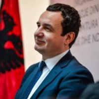 Fotografi e rrallë e Albin Kurtit para Shtëpisë së Bardhë
