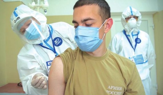 Rusia nis vaksinimin e njerëzve me “Sputnik V” ende pa u kryer testimi i plotë