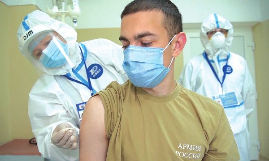 Rusia nis vaksinimin e njerëzve me “Sputnik V” ende pa u kryer testimi i plotë