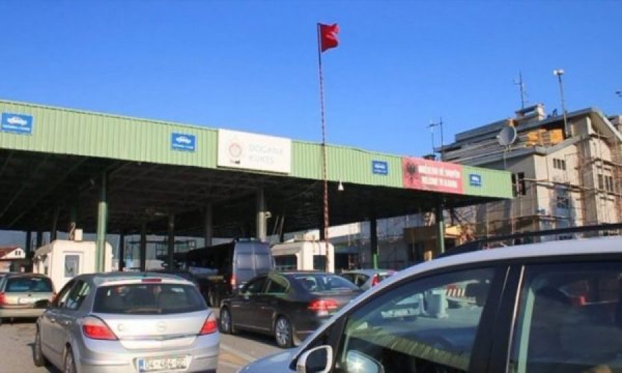  Kosovarët ia mësyjnë Shqipërisë për fundjavë