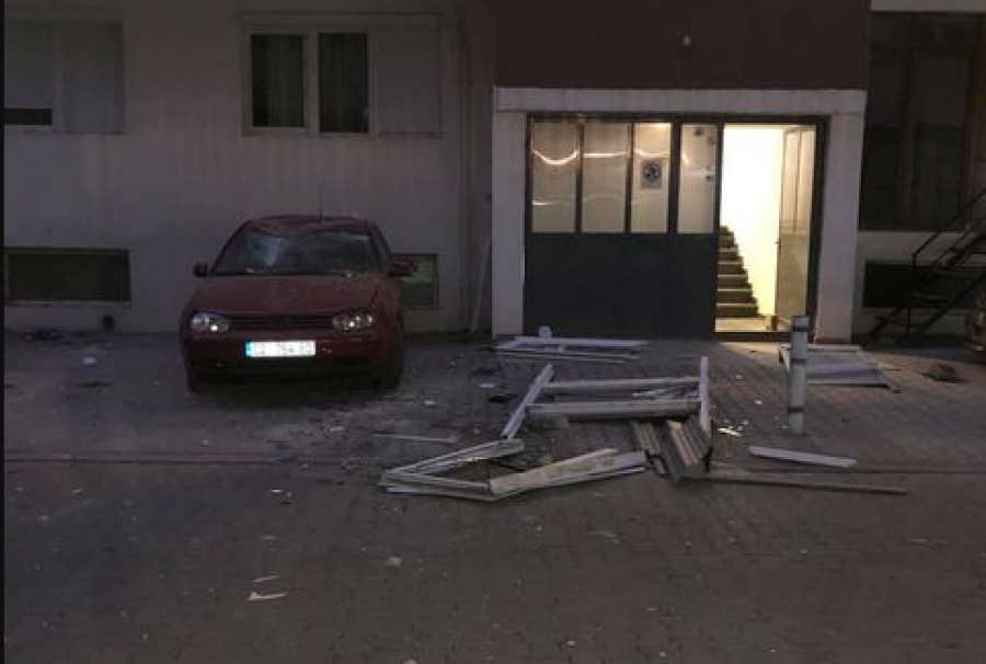  Fushë Kosovë: Shpërthen aspiratori i ajrit në banesë, dritarja bie mbi veturë 