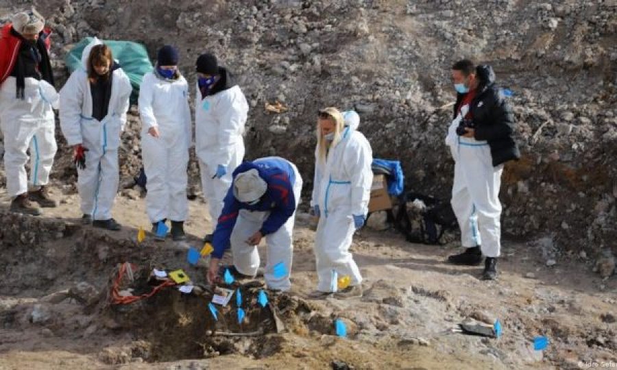 Publikohen fotografi nga vendi në Serbi ku u gjetën mbetje mortore
