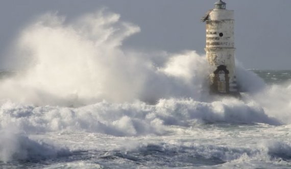 Deti fundosi qytetin, stuhi e madhe pritet të vijë në Adriatik