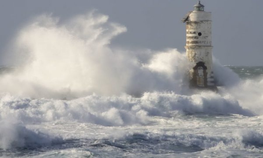 Deti fundosi qytetin, stuhi e madhe pritet të vijë në Adriatik