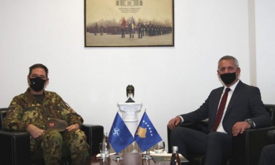 Komandanti i KFOR-it takohet me ministrin Quni, pajtohen për bashkëpunim