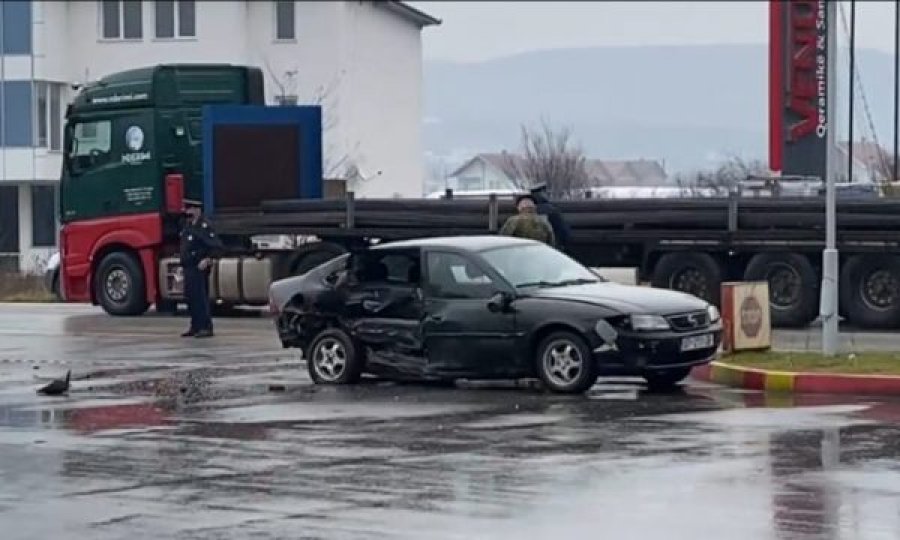 Detaje nga aksidenti në Klinë ku u përfshi edhe një veturë e KFOR-it