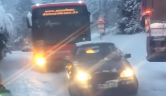 A ka më të fortë? Golf 3 e nxjerr një autobus të mbetur në borë