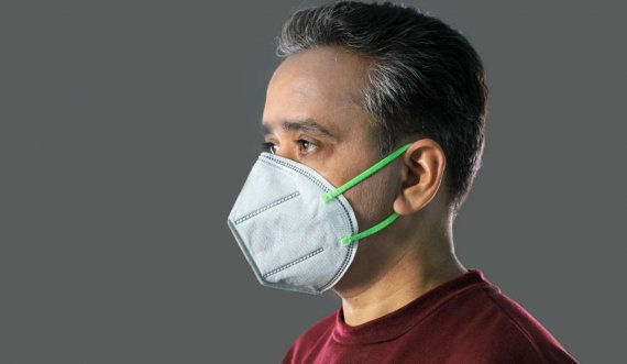 Kirurgët plastikë tregojnë nëse mbajtja e maskës i deformon veshët