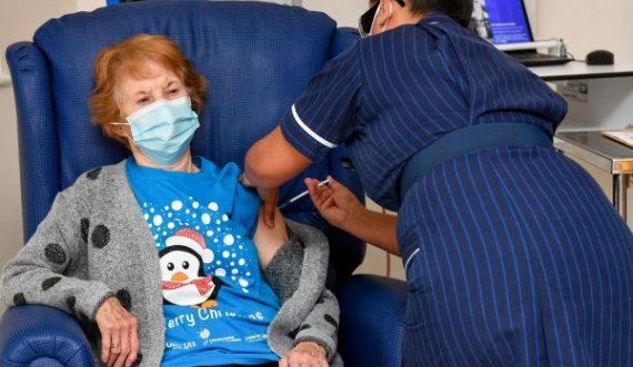 Gyshja 90 vjeçe britanike e merr e para në botë vaksinën e Pfizer-it