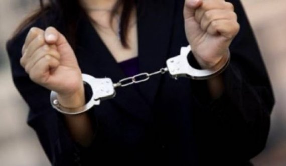Shantazhonte dhe i kërkonte para një burri, arrestohet ferizajasja