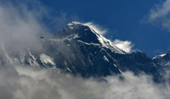 Mount Everest rritet për gati një metër