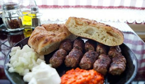 Çmenduria serbe: Pretendojnë se ajvari dhe qebapët, janë ushqime të shpikura nga Serbia