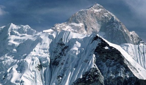 Kina dhe Nepali njoftojnë se ka ndryshuar lartësia e malit më të lartë në botë