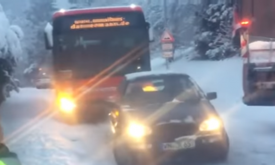 A ka më të fortë? Golf 3 e nxjerr një autobus të mbetur në borë