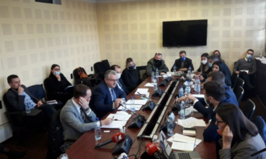 Agim Veliu e nis raportimin e parë në komision me një përplasje me deputeten e LVV-së