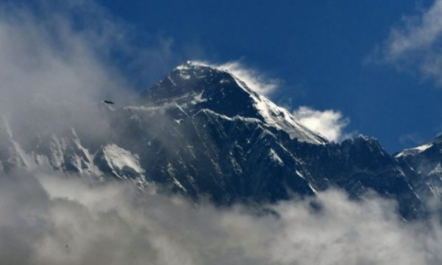 Mount Everest rritet për gati një metër