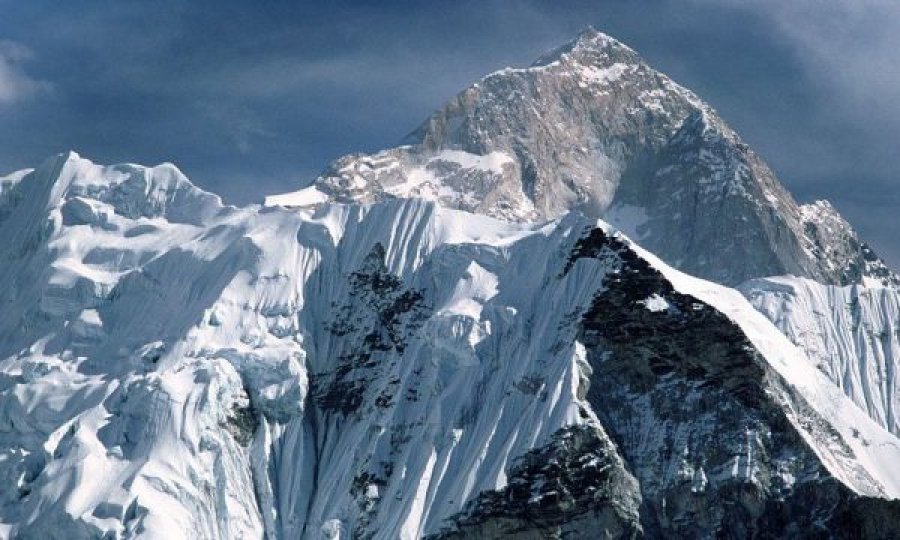 Kina dhe Nepali njoftojnë se ka ndryshuar lartësia e malit më të lartë në botë
