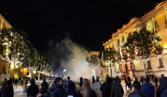 Trazira në Shqipëri: Protestuesit shkatërrojnë xhamat e bashkisë, nisen drejt policisë
