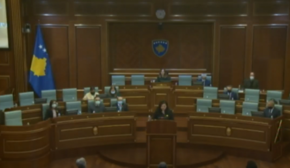 Seanca e Kuvendit nis me një minut heshtje në nderim të viktimave të krimeve serbe
