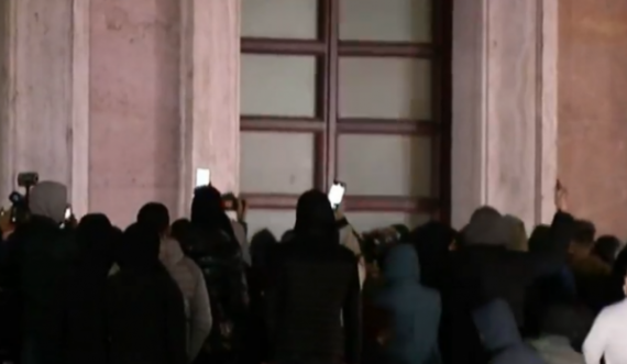 Tensione në Shqipëri: Protestuesit shkatërrojnë hyrjen e Kryeministrisë, policia hedh gaz lotsjellës