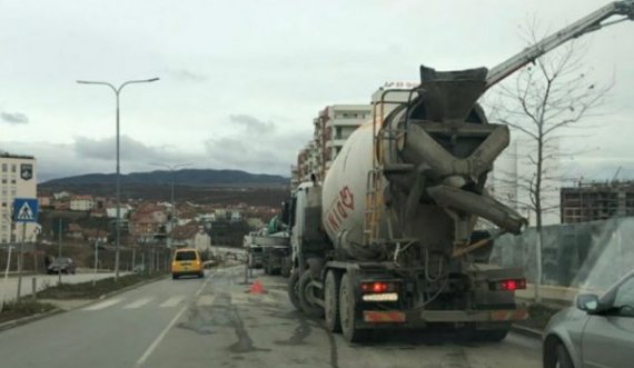 Bllokoi rrugën në Prishtinë, shoferi dënohet me 200 euro gjobë