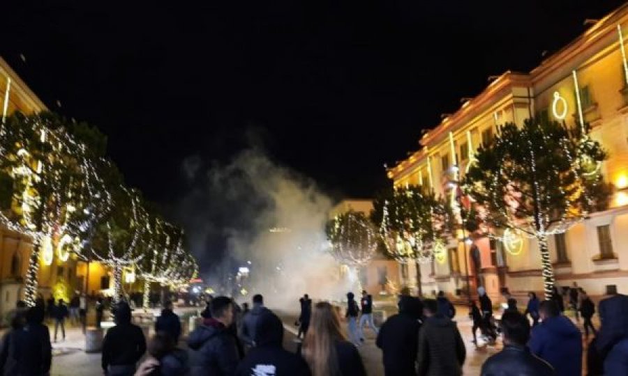 Trazira në Shqipëri: Protestuesit shkatërrojnë xhamat e bashkisë, nisen drejt policisë
