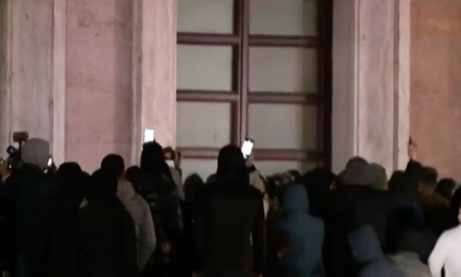 Tensione në Shqipëri: Protestuesit shkatërrojnë hyrjen e Kryeministrisë, policia hedh gaz lotsjellës