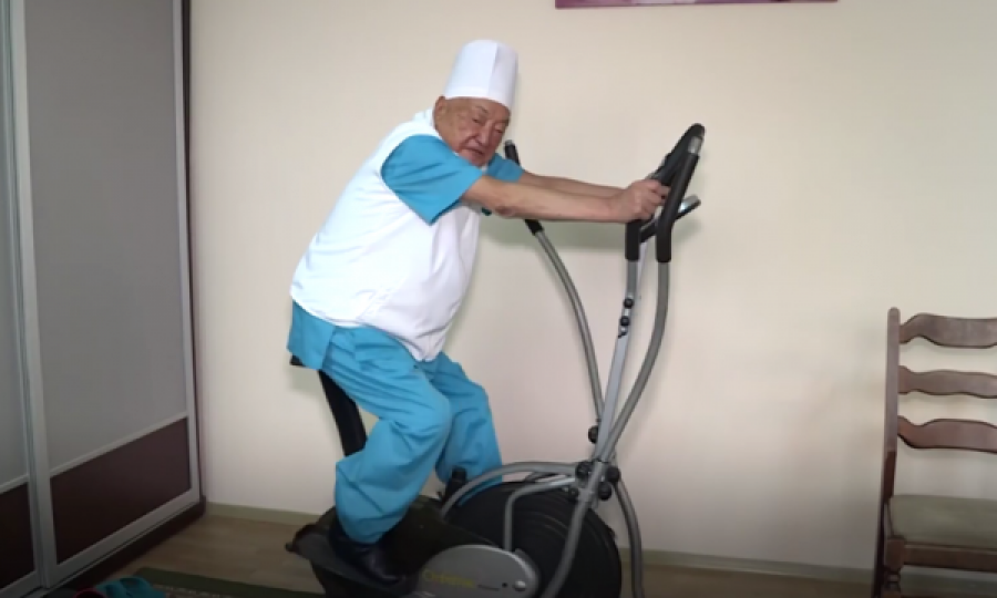 Kirurgu më i moshuar në botë ka 67 vjet përvojë pune, thotë se nuk e zgjedh ushqimin
