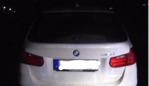 Policia ndalon BMW-në në Milloshevë, arrestohet 28-vjeçari pasi iu gjet një revole e municion