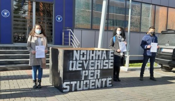 Studentët protestojnë para Qeverisë, kërkojnë largimin e tarifave për këtë vit