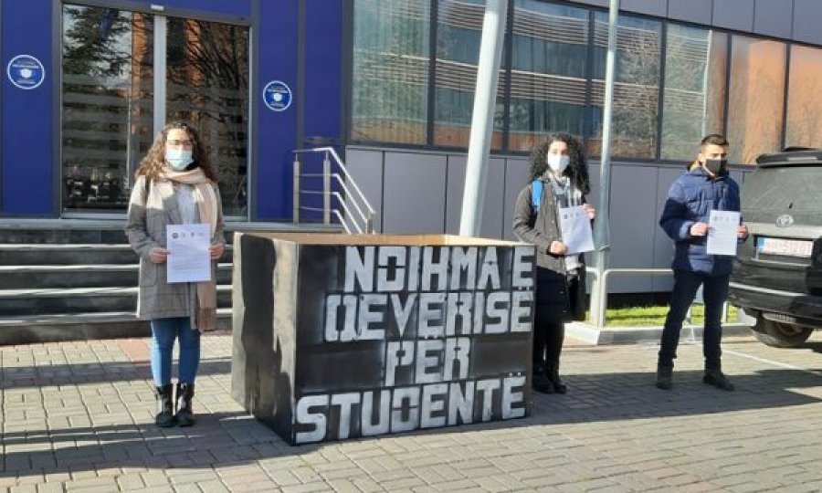 Studentët protestojnë para Qeverisë, kërkojnë largimin e tarifave për këtë vit