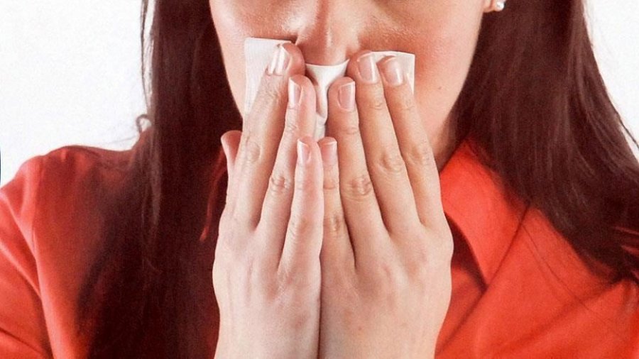 Simptomat më të shpeshta të Covid-19, gripit dhe ftohjes