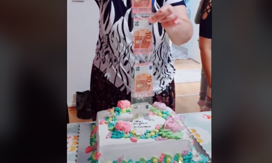 “Bankomat-torta”, ëmbëlsira e veçantë që iu bë një gruaje për ditëlindje