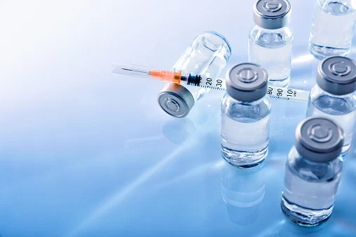 Mjekët thonë se Moska zyrtare po i detyron që ta marrin vaksinën ruse kundër COVID-19