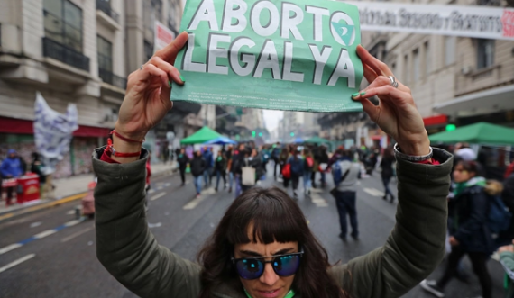 Argjentina pranë legalizimit të abortit, projektligji kalon në Dhomën e Ulët