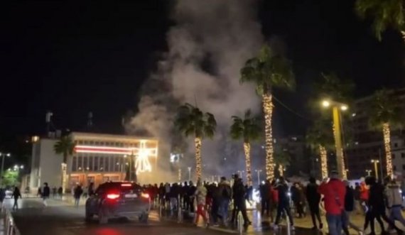 Protesta në Durrës: Digjet Pema e Vitit të Ri