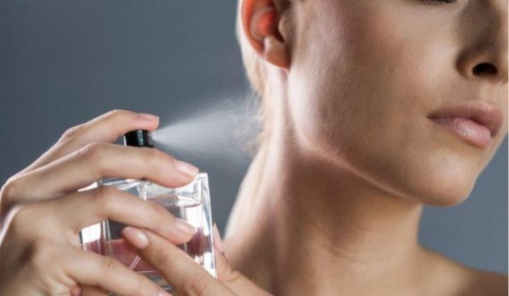 Ekspertët: Parfumi bën të dukeni më e re, më tërheqëse dhe më e hollë