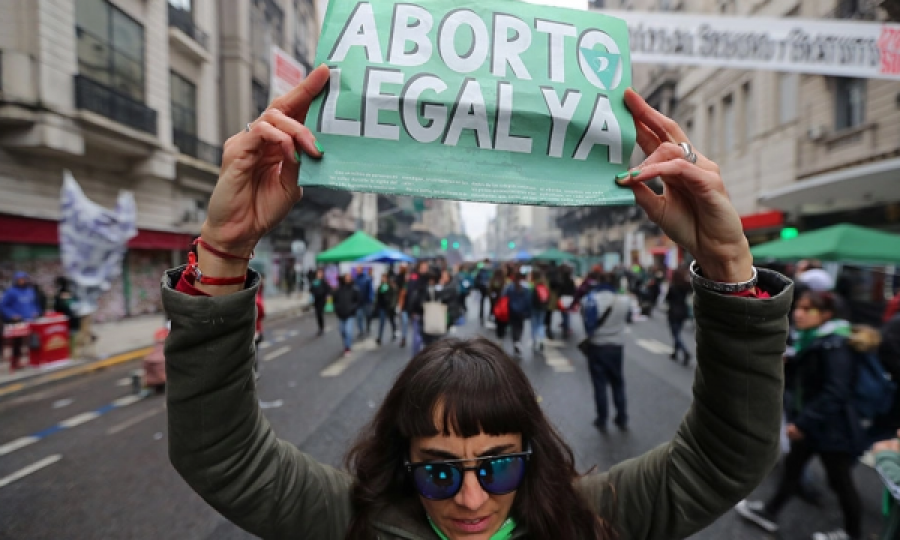 Argjentina pranë legalizimit të abortit, projektligji kalon në Dhomën e Ulët